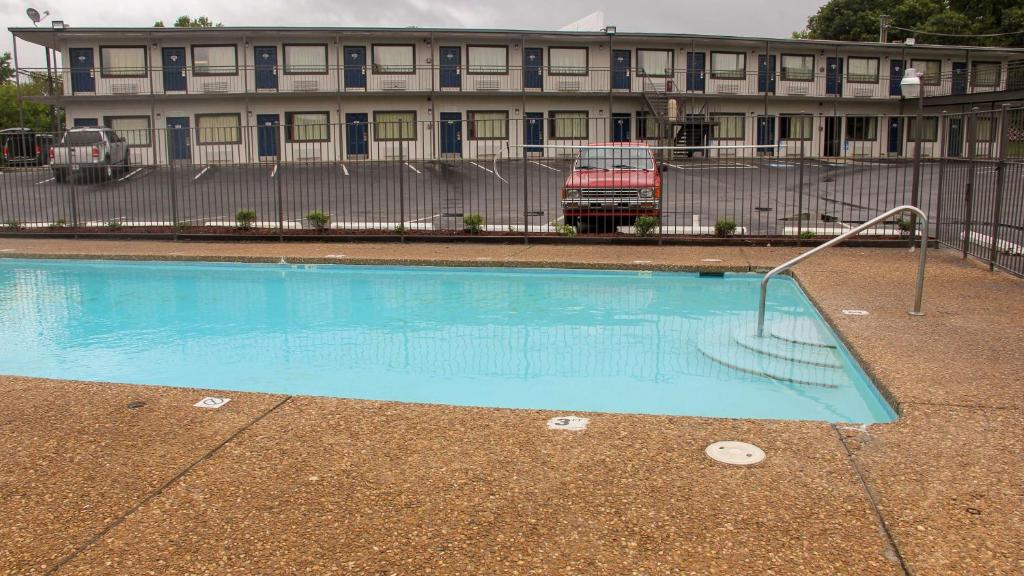 阿肯色州费耶特维尔汽车旅馆6 内部或周边的泳池