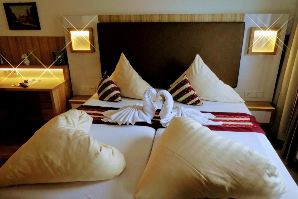 阿尔滕马克特蓬高伽斯霍夫马克特维特酒店的酒店的客房 - 带2张带白色枕头的床