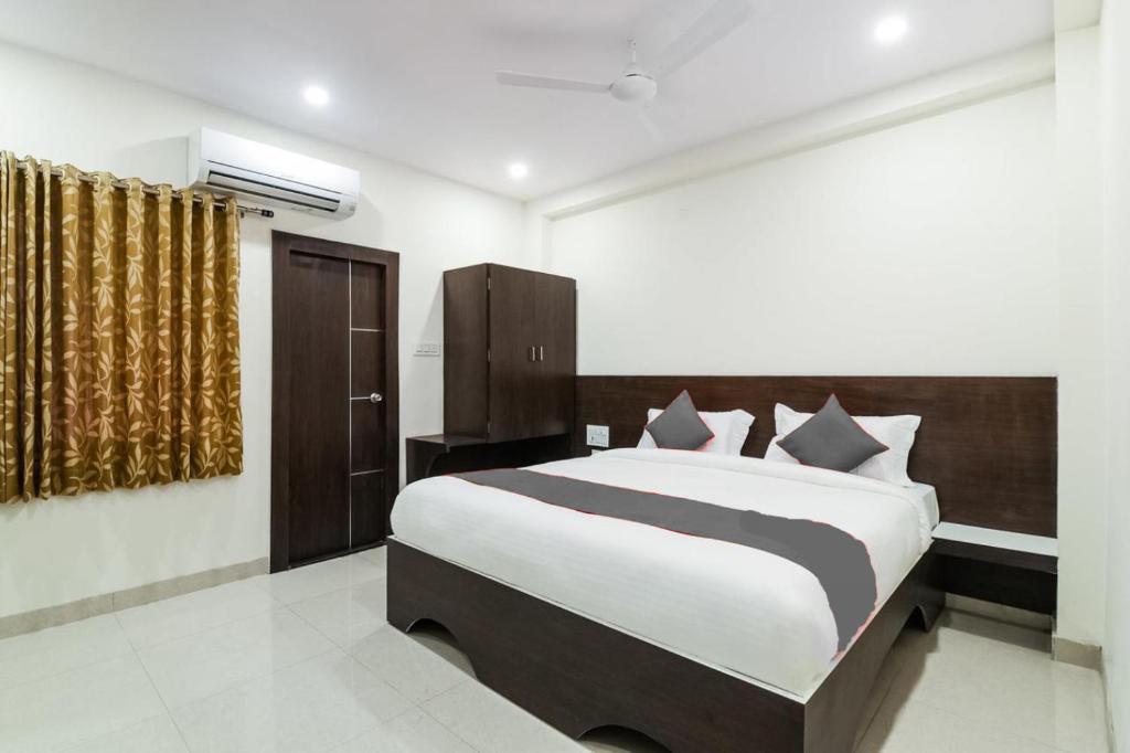 维沙卡帕特南Sri Raghavendra Inn的一间卧室,卧室内配有一张大床