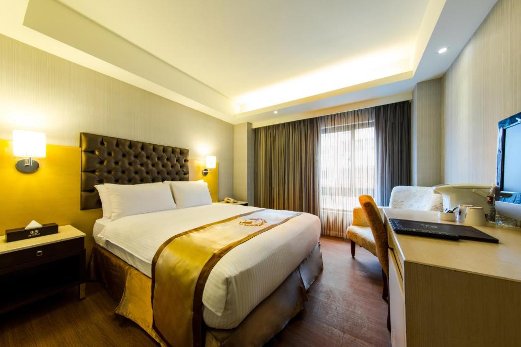台北豪城商旅民生馆的酒店客房配有一张床和一张带电脑的书桌