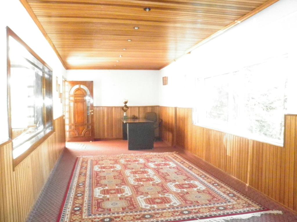 阿尔·阿尔兹阿利达托尼中心度假屋的地板上铺着地毯的空走廊