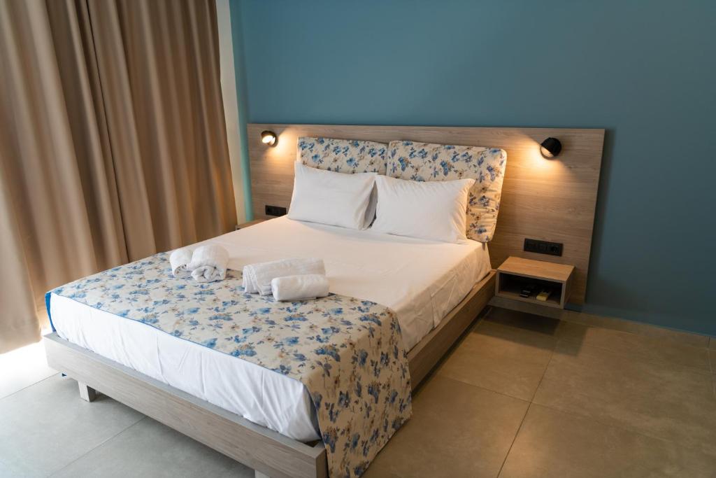 佩基罗德Tesoro Del Mare的一间卧室配有一张床,上面有两条毛巾