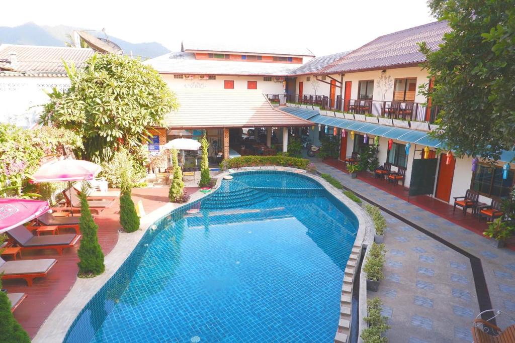 拜县梅迪奥德湃酒店的享有酒店游泳池的顶部景色