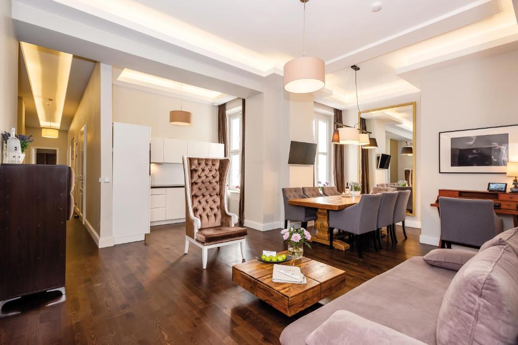 柏林阿拉贝尔设计公寓酒店的客厅配有沙发和桌子