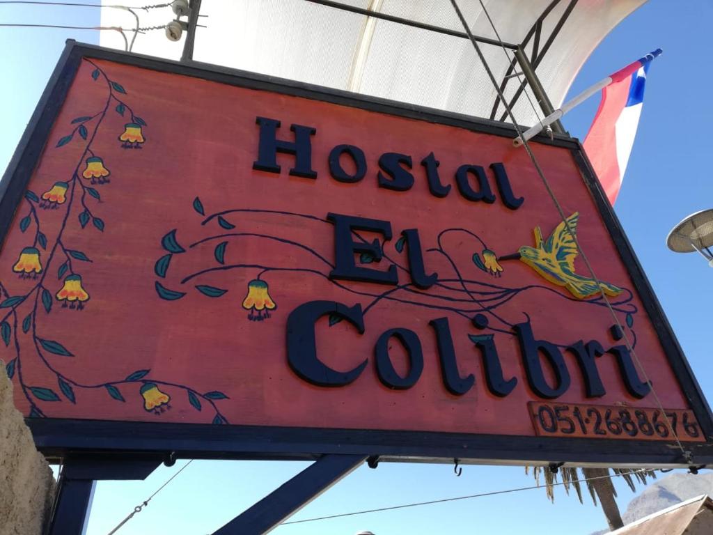 维库尼亚Hostal El Colibri的标志旅馆