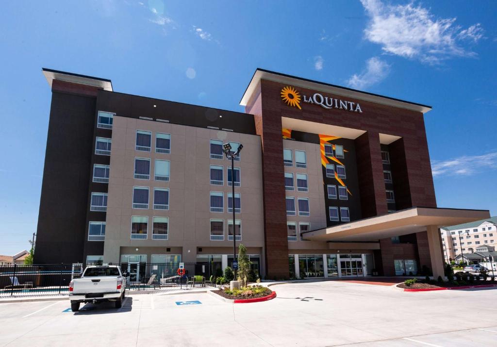 俄克拉何马城俄克拉何马城机场拉金塔旅馆及套房的一辆停在前面的卡车的酒店