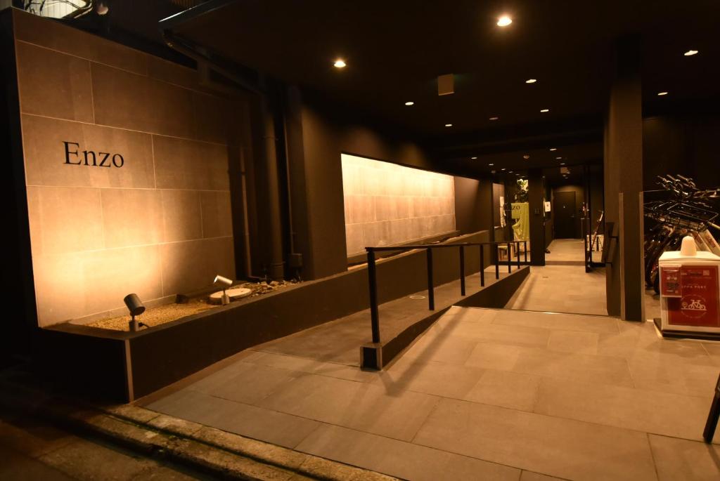 京都Enzo Kyoto Gojo E的墙上有标志的商店走廊