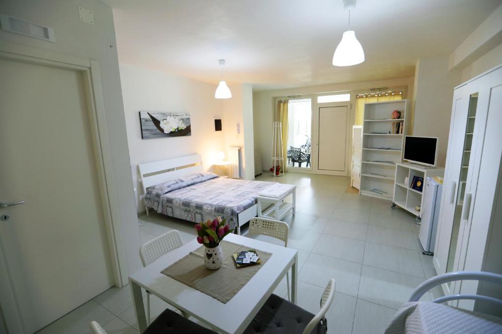 滨海波利尼亚诺Casa Mascagni的卧室配有一张床和一张桌子及椅子