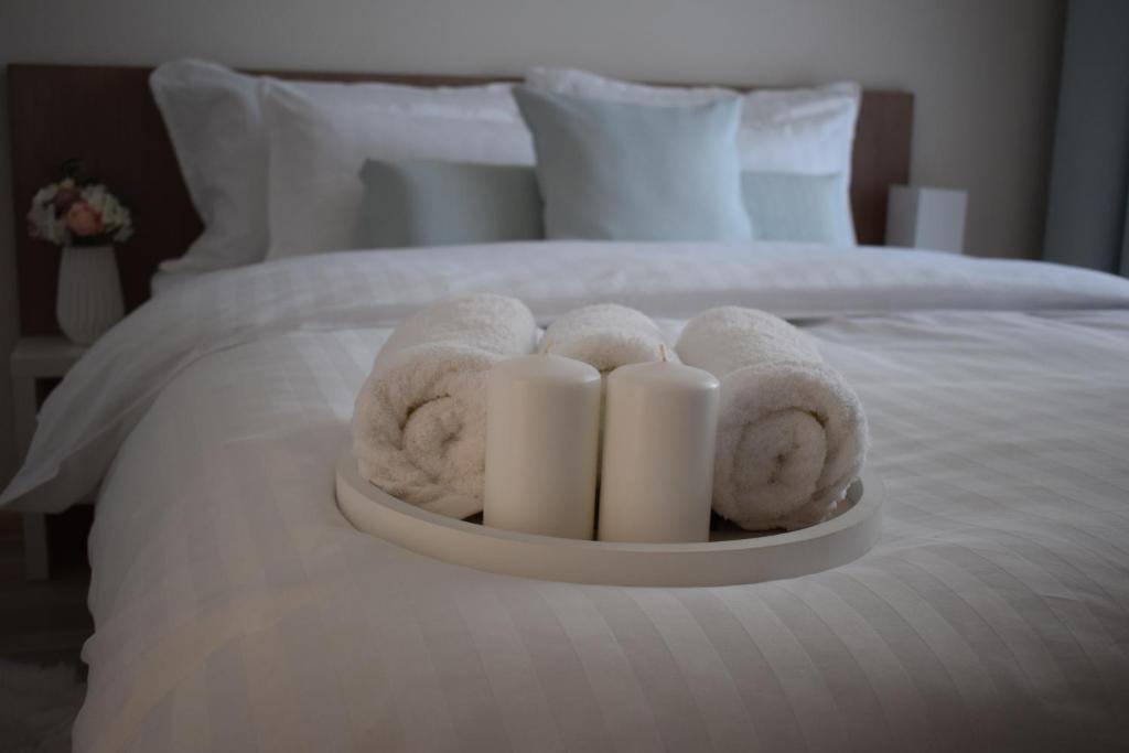 阿拉德Sweet Residence Apartment的床上的毛巾和蜡烛托盘