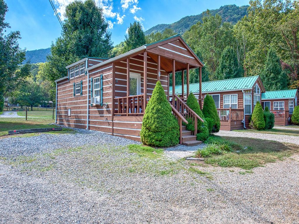 马吉谷Maggie Valley Cabin Rentals的车道上的小木舱,有楼梯