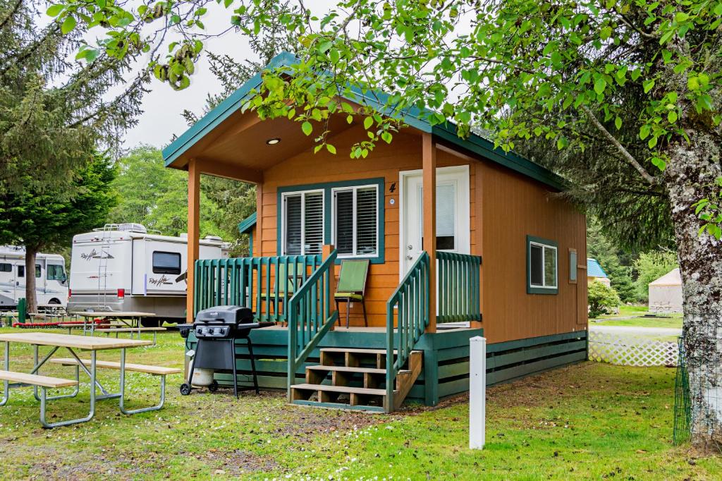 SeaviewLong Beach Camping Resort Studio Cabin 3的一个小房子,设有门廊和桌子