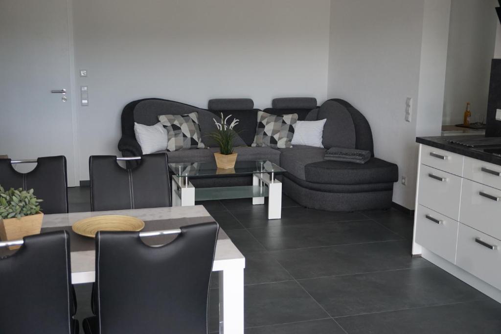 诺伊恩比尔格Ferienwohnung Schauinsland的客厅配有沙发和桌子