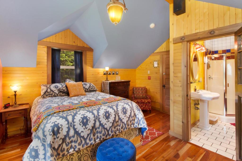 星期五港Juniper Lane Guest House的一间卧室设有一张床和一间浴室。