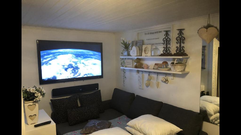 诺尔雪平Villa Lillgården with Sauna and Jacuzzi的带沙发和平面电视的客厅