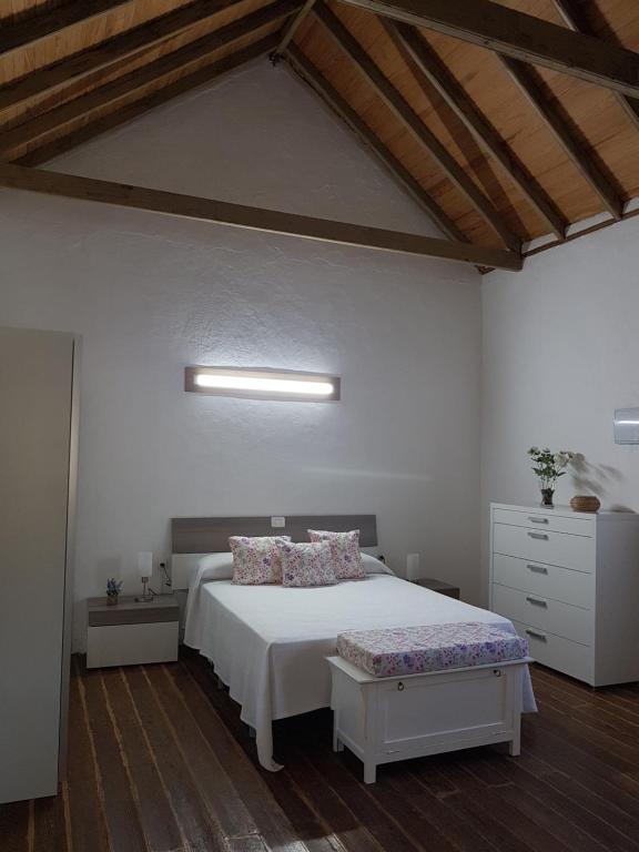 大加那利岛拉斯帕尔马斯Siempreviva的卧室配有白色的床,铺有木地板