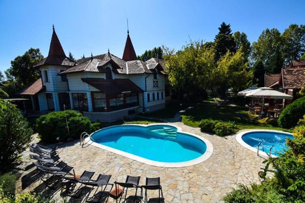 帕利克维拉米洛德盖尔尼度假酒店的房屋前的游泳池