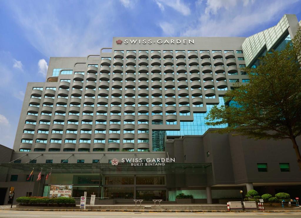 吉隆坡Swiss-Garden Hotel Bukit Bintang Kuala Lumpur的一座建筑,带有瑞士花园酒店建筑