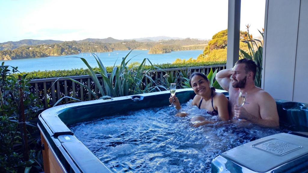 派西亚塔尔顿旅馆的两人在热水浴缸中欣赏水景