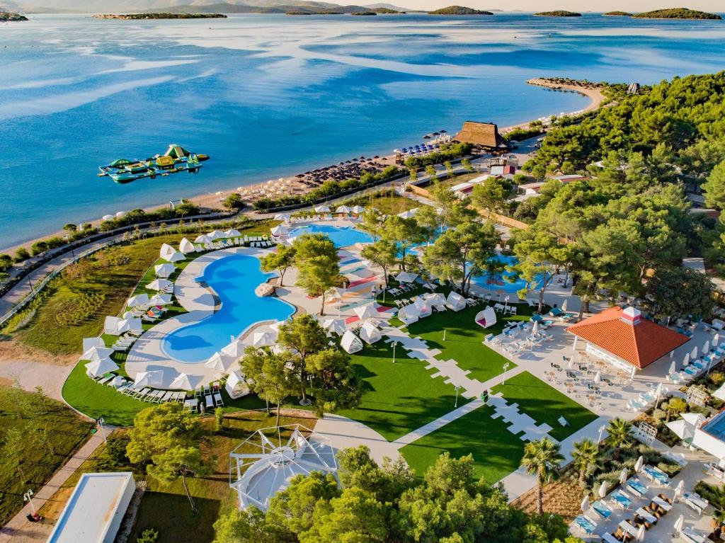 希贝尼克Amadria Park Kids Hotel Andrija的享有度假村和水上公园的空中景致