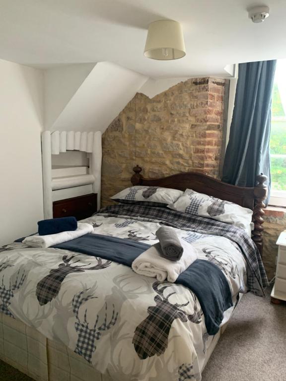 Crosskeys Inn Guest Rooms in Wye Valley客房内的一张或多张床位