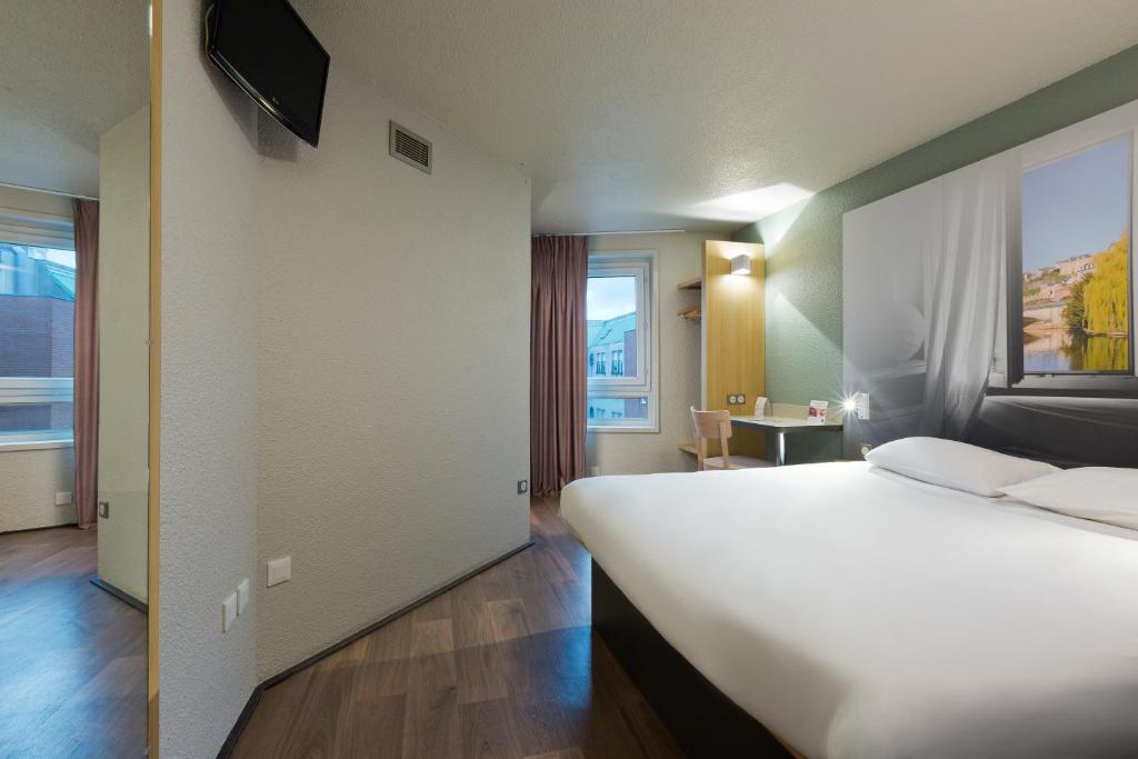勒芒B&B HOTEL le Mans Centre的卧室设有一张白色大床和一扇窗户。