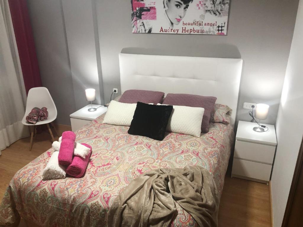 莱昂Apartamento céntrico en León的一间卧室配有一张带2个床头柜的大床