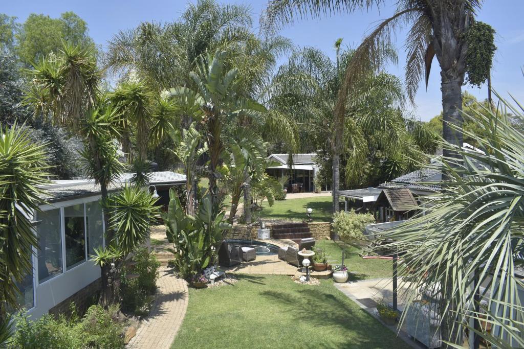 米德兰拉拉纳兹酒店的棕榈树房屋的空中景致