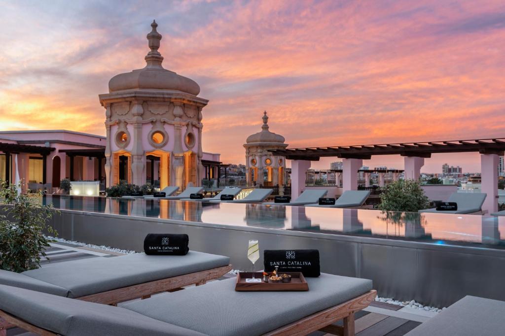 大加那利岛拉斯帕尔马斯Santa Catalina, a Royal Hideaway Hotel的一座带游泳池和大楼的屋顶酒店