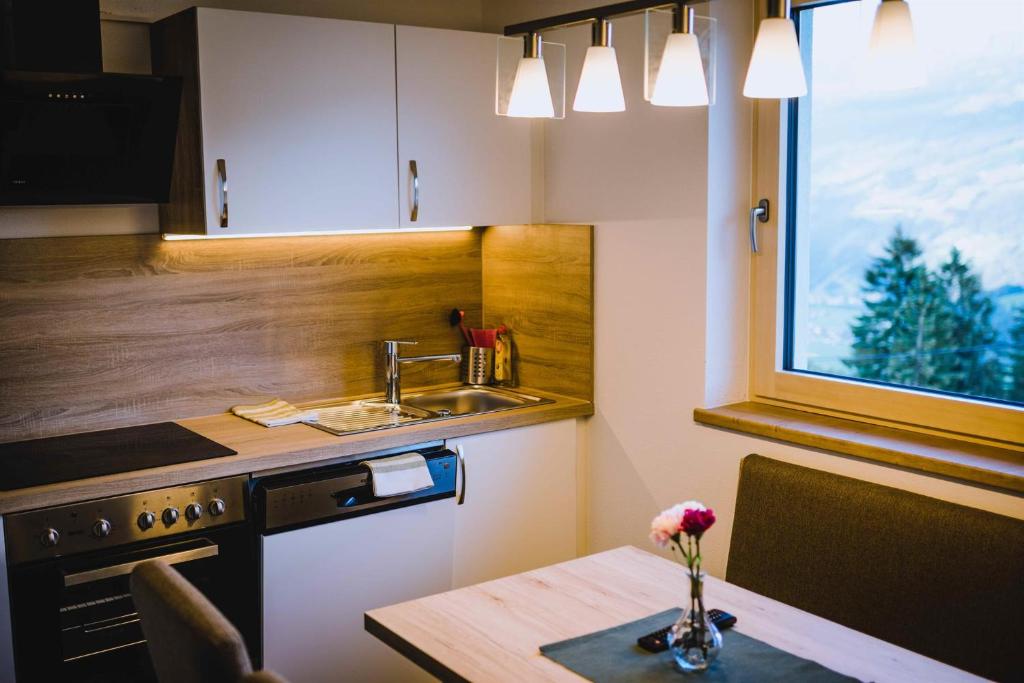 希帕赫Apart Sporer的厨房配有桌子、水槽和窗户