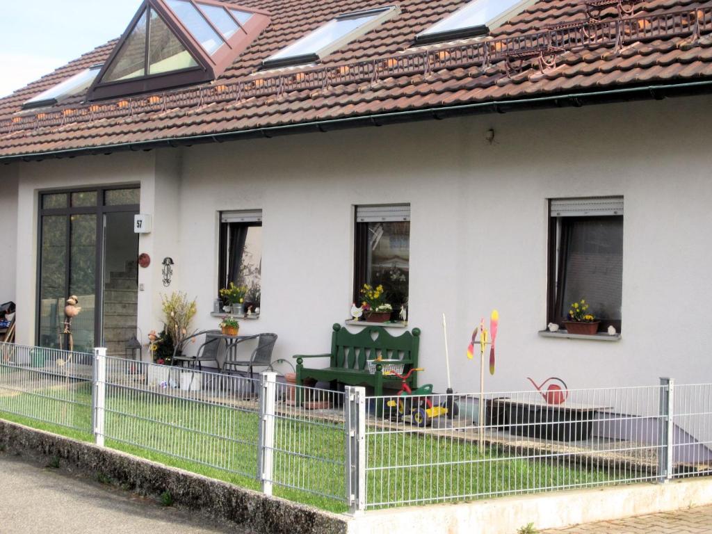 GräfenbergFerienwohnung Küpfer的前面有围栏的房子