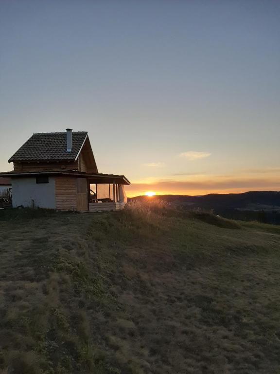 OrtsevoВила Орцево Vila Ortsevo的山丘上的房子,背景是日落