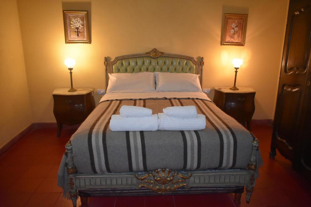 蒂诺加斯塔La Sala Hotel Boutique的一间卧室配有一张床,上面有两条毛巾