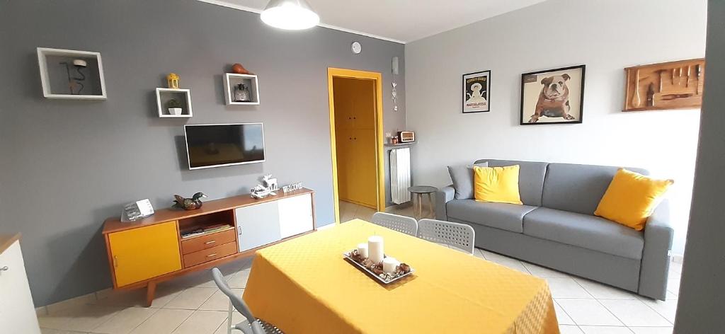 多尔梅莱托Corte del sole的客厅配有沙发和桌子