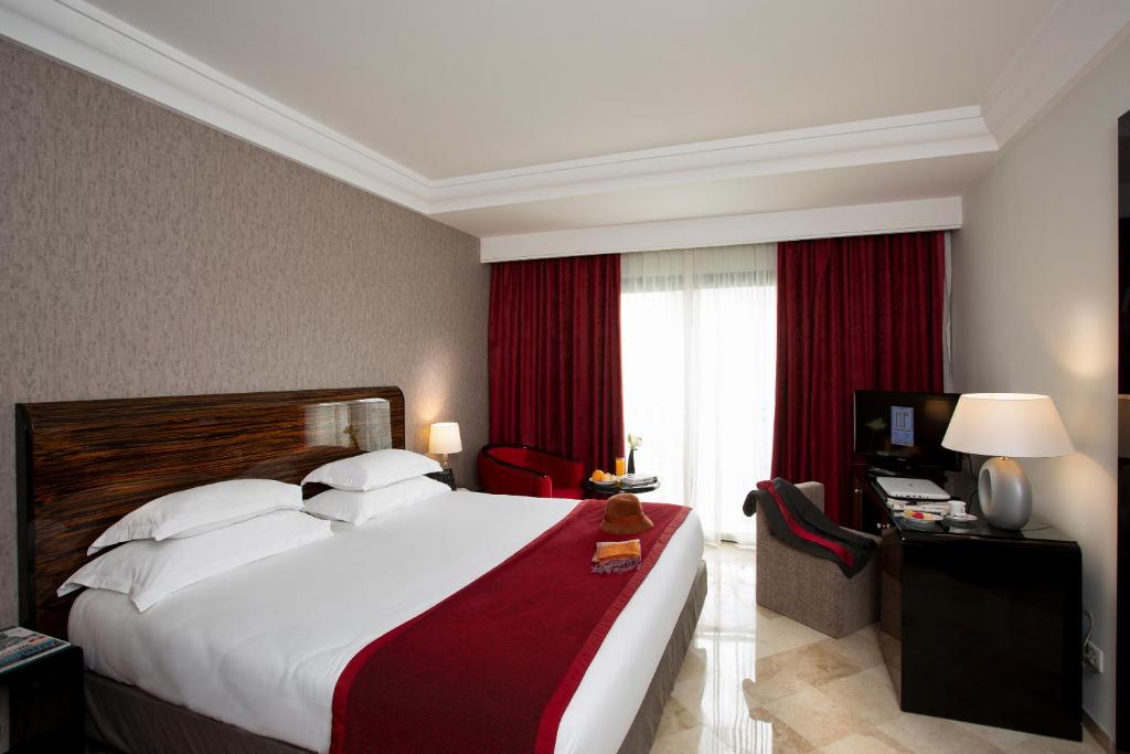 突尼斯Occidental Lac Tunis的一间设有大床和窗户的酒店客房