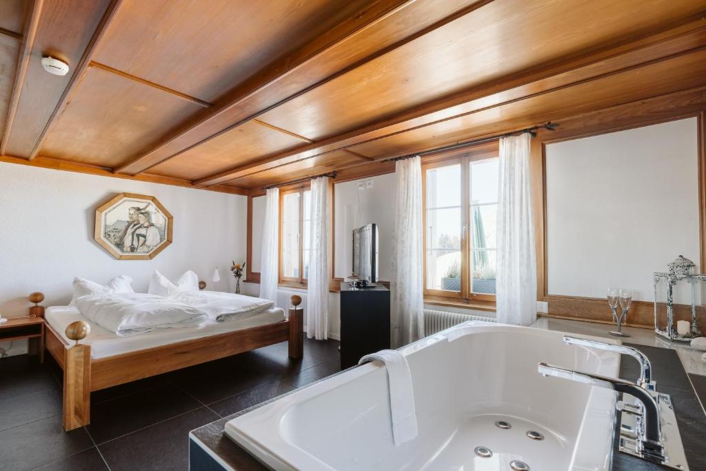 卡尔塔科尔斯米纳鲁格旅馆的带浴缸和床的大型浴室