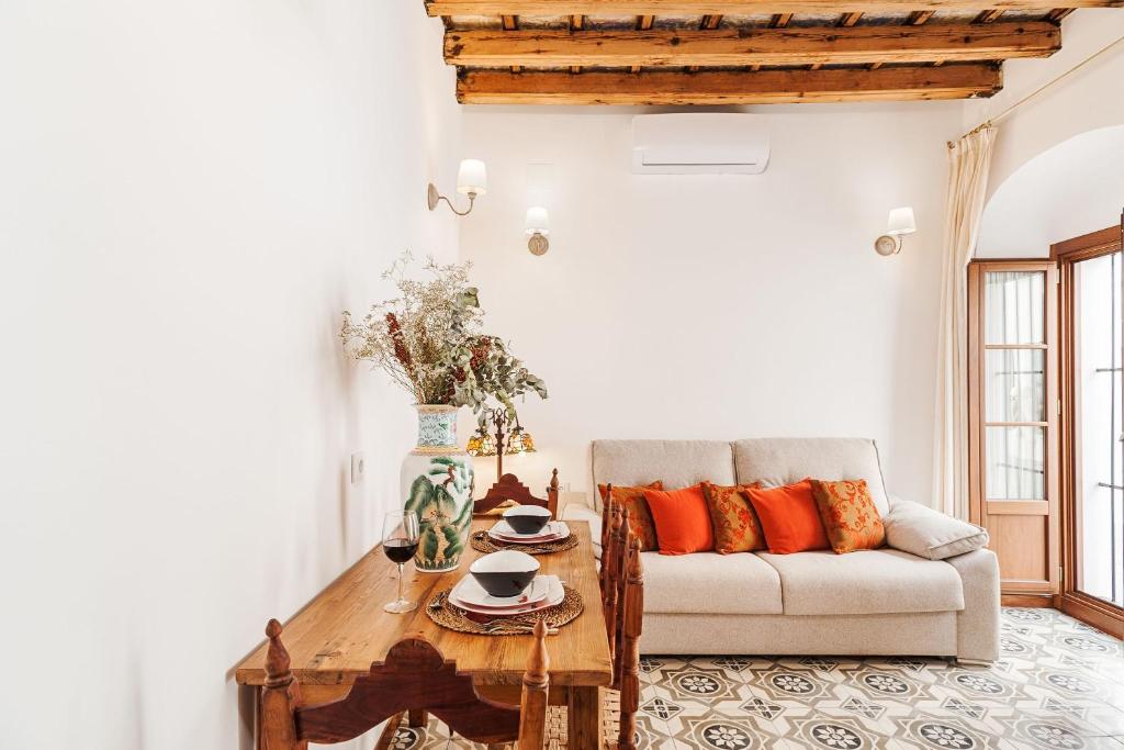 贝赫尔-德拉弗龙特拉Casa de los Abuelos 20的客厅配有沙发和桌子