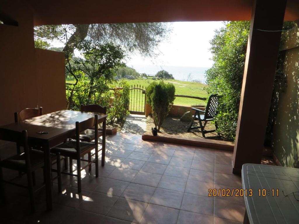 维拉西米乌斯Accu is Prezzus cod G dal mare 30mt的享有美景的庭院配有桌椅。