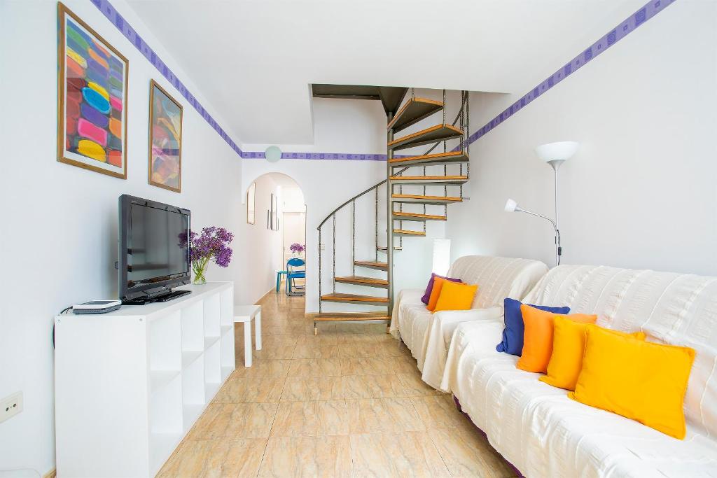 阿雷西费Casa Bonita Argana的客厅配有白色沙发和电视