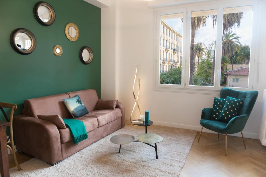 尼斯Beautiful apartment in the heart of Nice的客厅配有沙发和椅子