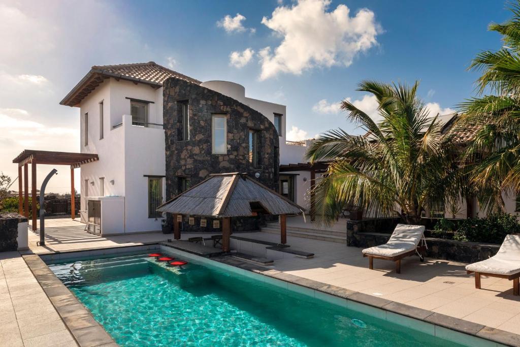 拉哈雷斯Villa Annunaki的一座带游泳池和房子的别墅