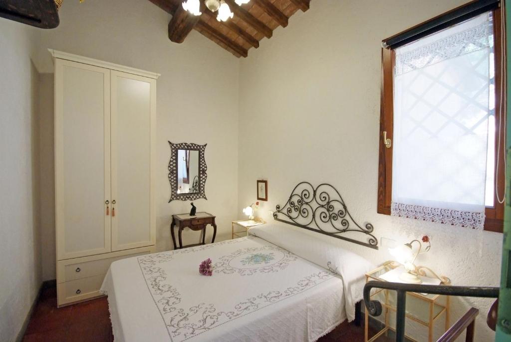 里奥内莱尔巴La Villetta Isola d'elba-ortano 10的卧室配有白色的床和窗户。