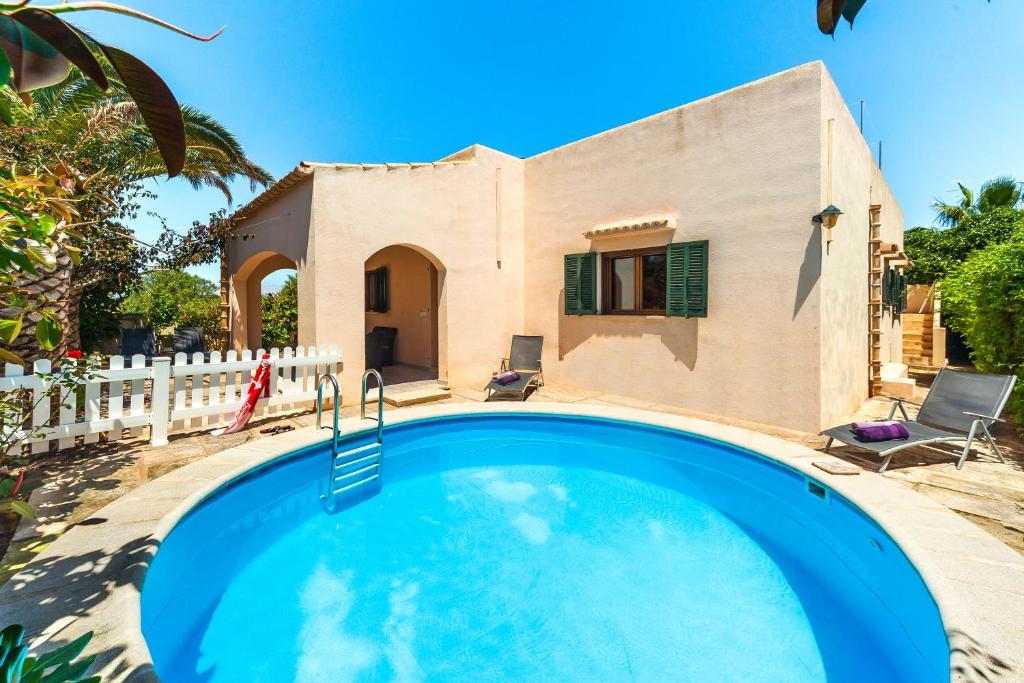 卡拉桑塔尼Casa Mediterranea的别墅前设有游泳池