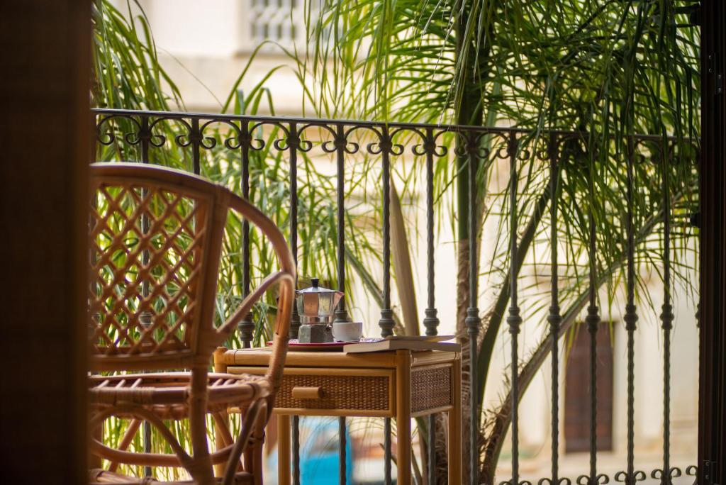 拉卡莱Monolocale 900的植物阳台的桌椅