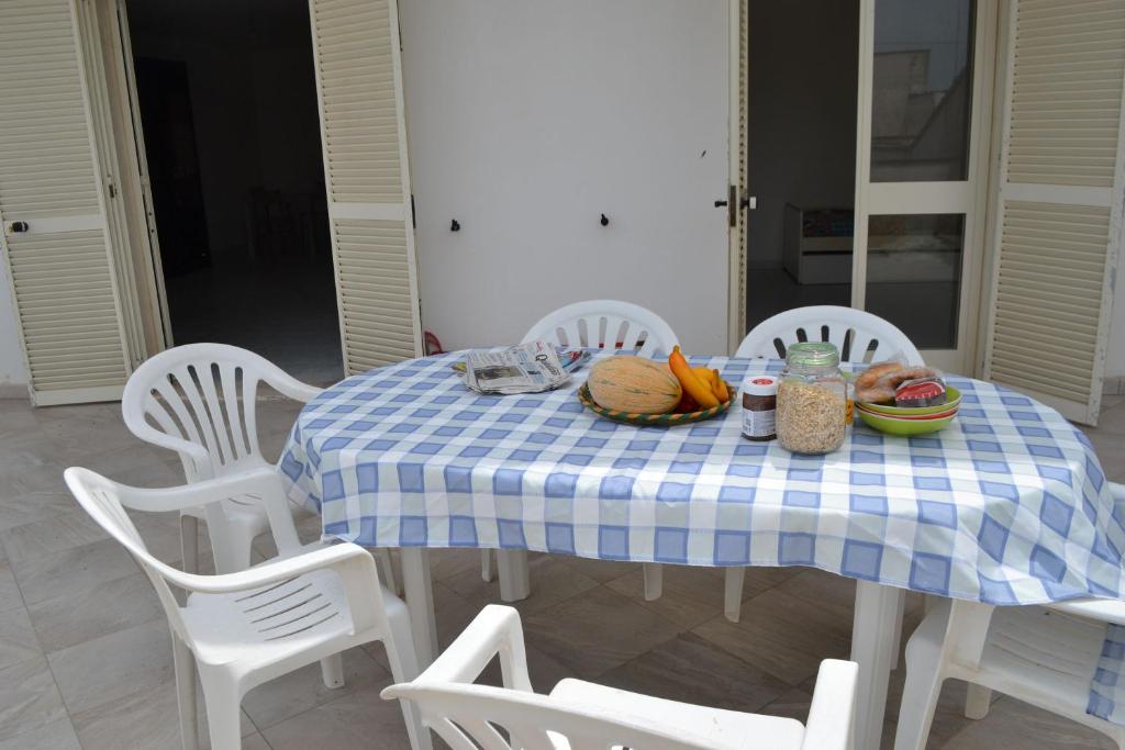 新福卡Casa Ll17 spiaggia a 250m San Foca的一张桌子上放着蓝色和白色的食品拼盘
