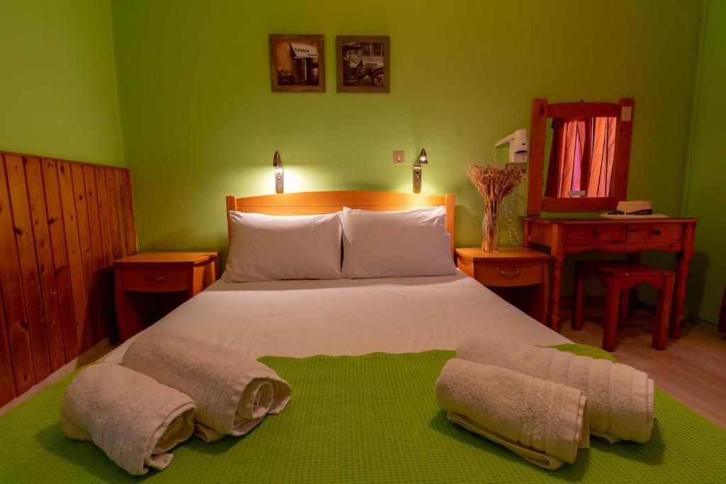 瓦西利基度假旅馆的一间卧室配有一张大床和两条毛巾