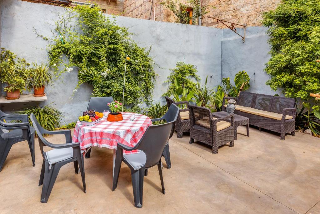 锡内乌Sa Barberia De Sineu的庭院配有桌椅和植物