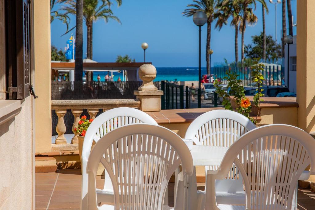 卡拉米洛Dofí的海景露台上的白色桌椅