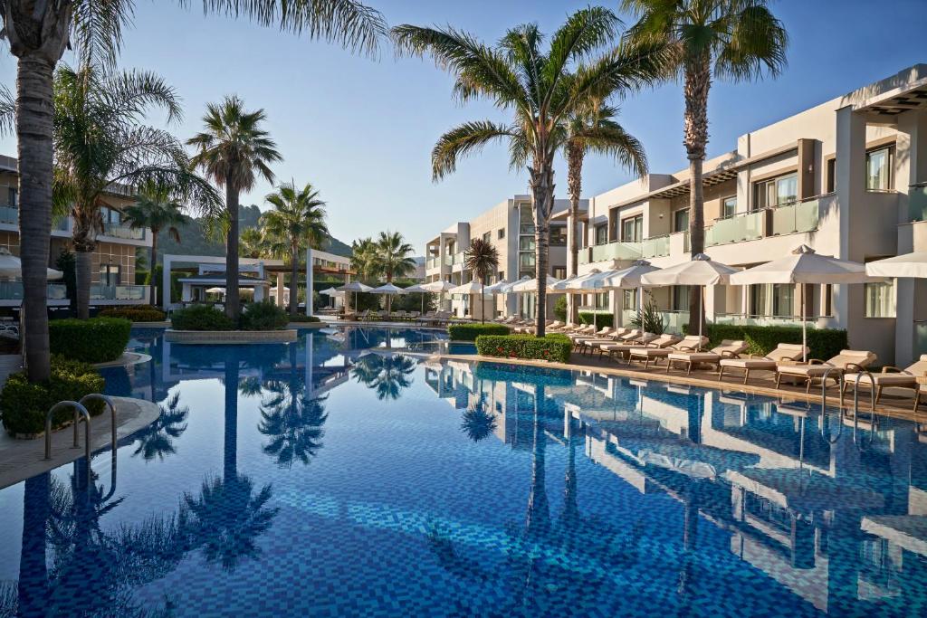 蒂锡利维Lesante Classic, a member of Preferred Hotels & Resorts的棕榈树度假村的游泳池