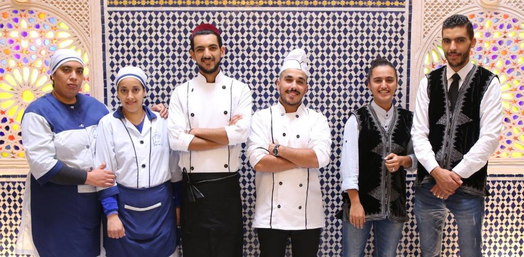 非斯Riad Farah的一群厨师站在墙上