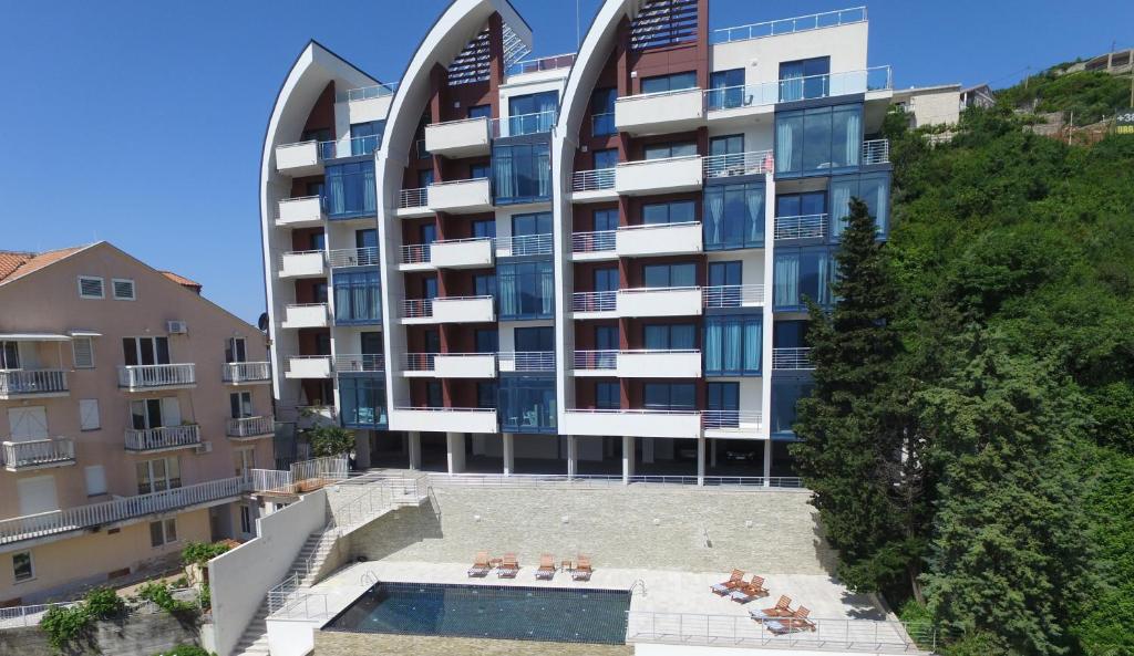 布德瓦Apartments Aqua的一座建筑前面设有游泳池